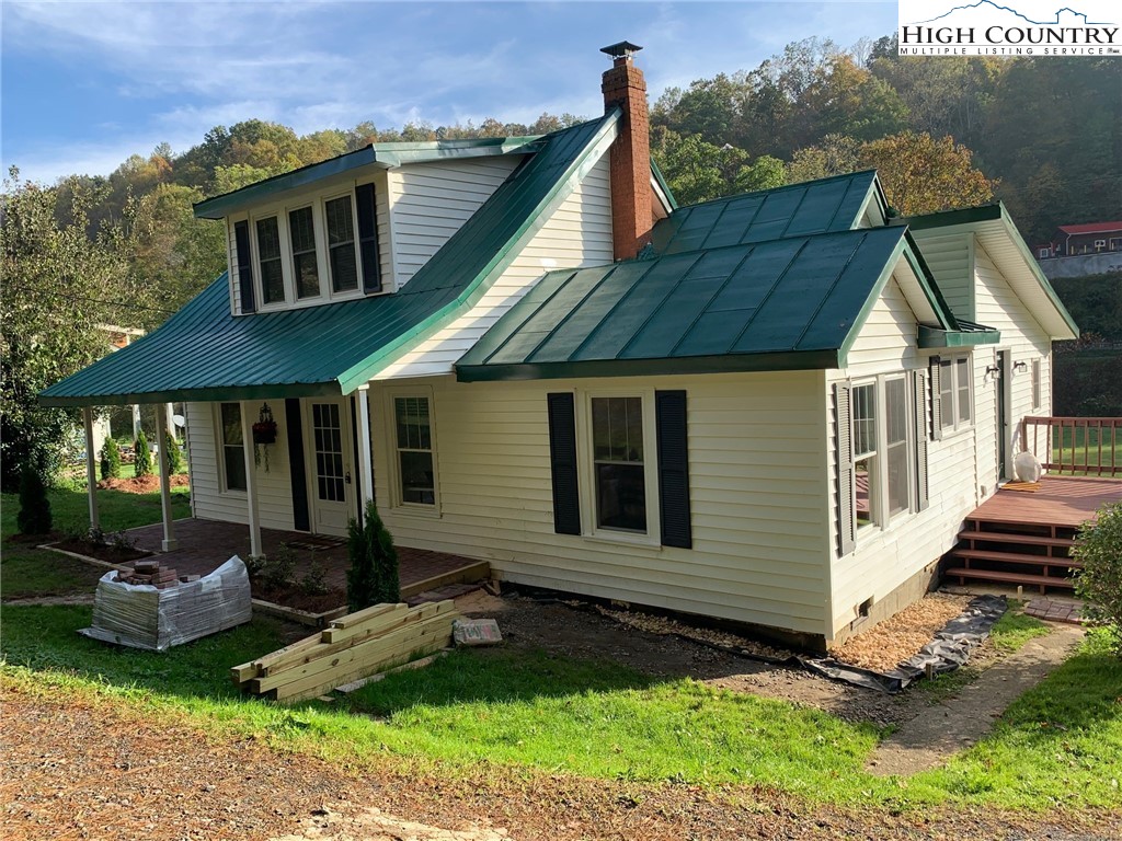 3350 Teaberry Road Lansing, NC 28643 - Photo 1 of 30 a front view of a house with garden