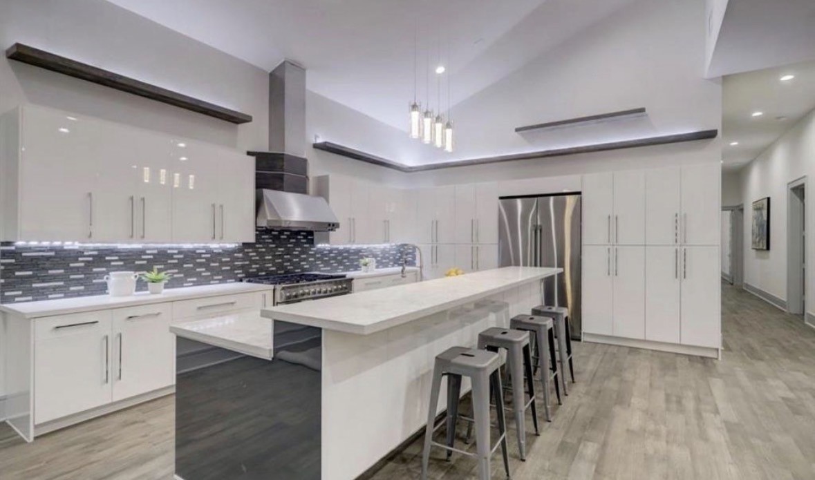 1709 Reverse Street Houston, TX 77055 - Photo 3 of 26 a kitchen with a table and chairs