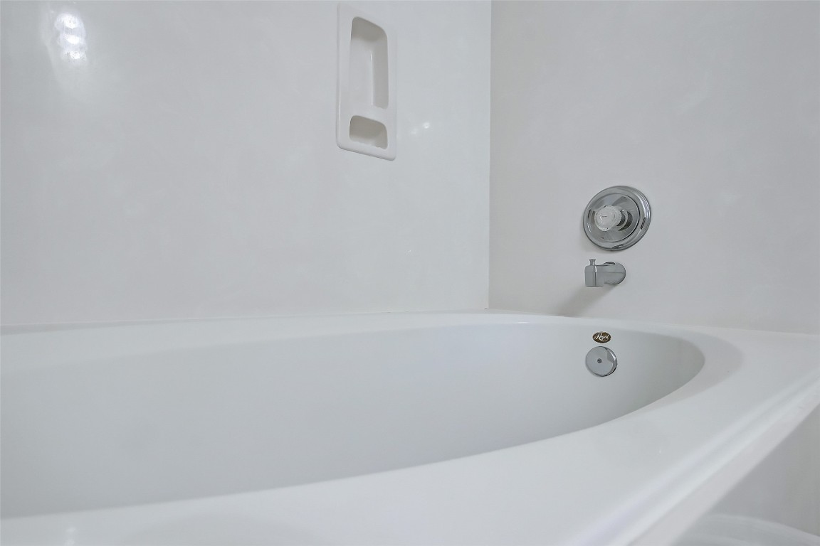 10822 Cane Grove Lane Houston, TX 77075 - Photo 26 of 44 a bathroom with a bathtub