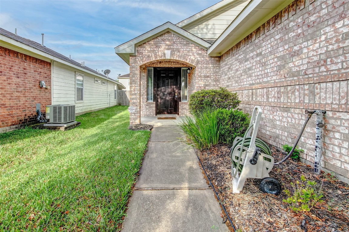10822 Cane Grove Lane Houston, TX 77075 - Photo 6 of 44 a front view of a house with garden