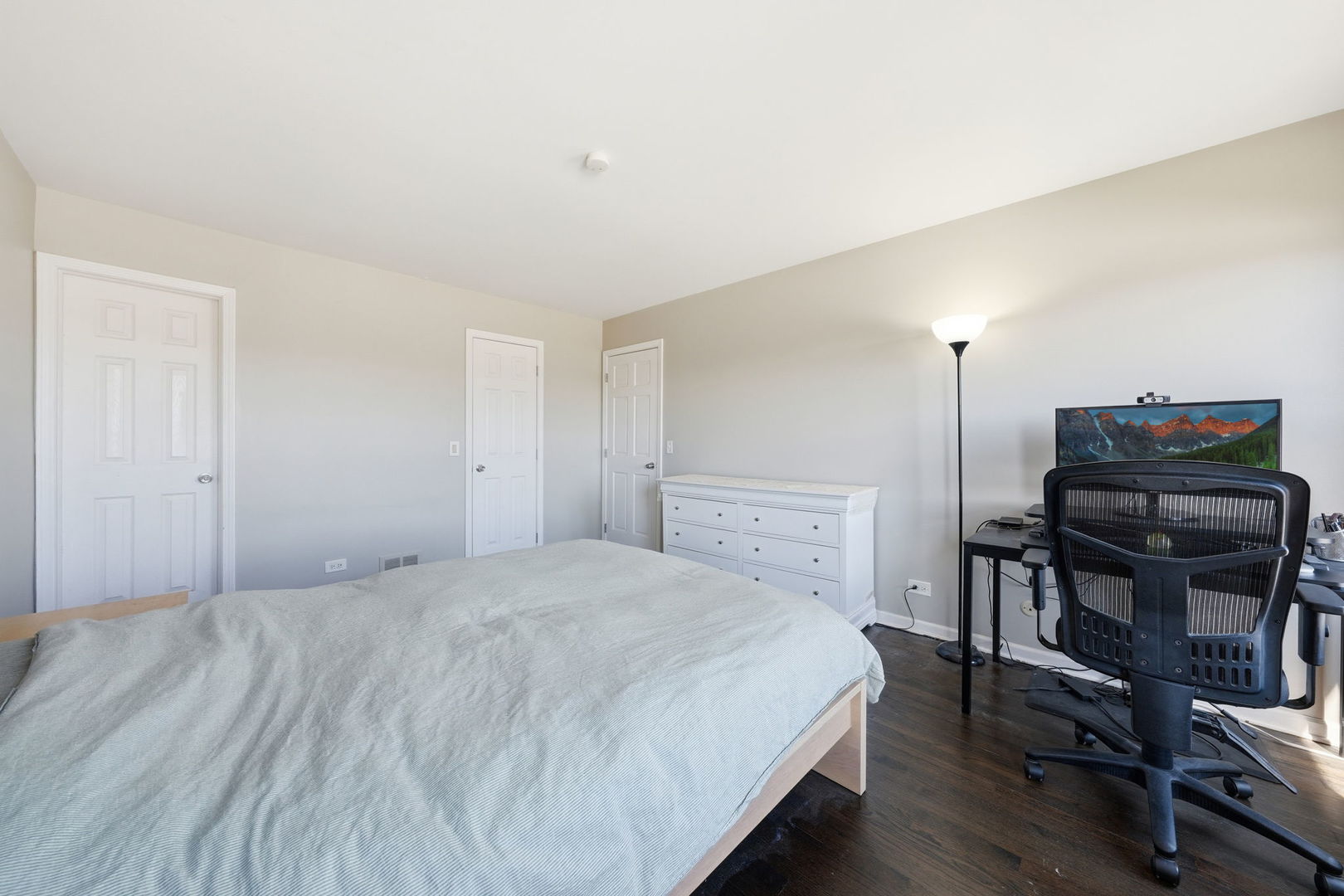 447 Thorndale Court Buffalo Grove, IL 60089 - Photo 15 of 24 a bedroom with a bed and a desk