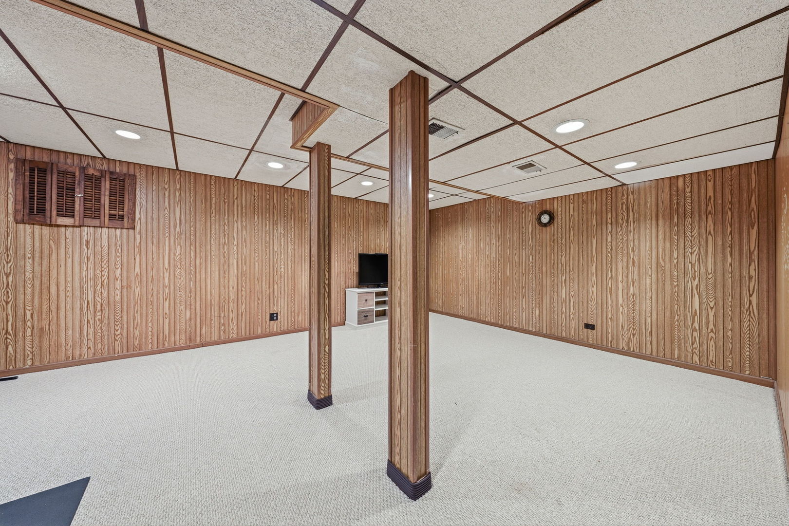 447 Thorndale Court Buffalo Grove, IL 60089 - Photo 20 of 24 a view of a garage