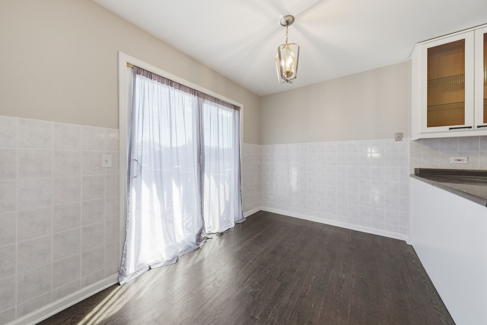 447 Thorndale Court Buffalo Grove, IL 60089 - Photo 9 of 24 a view of a livingroom with wooden floor and a window