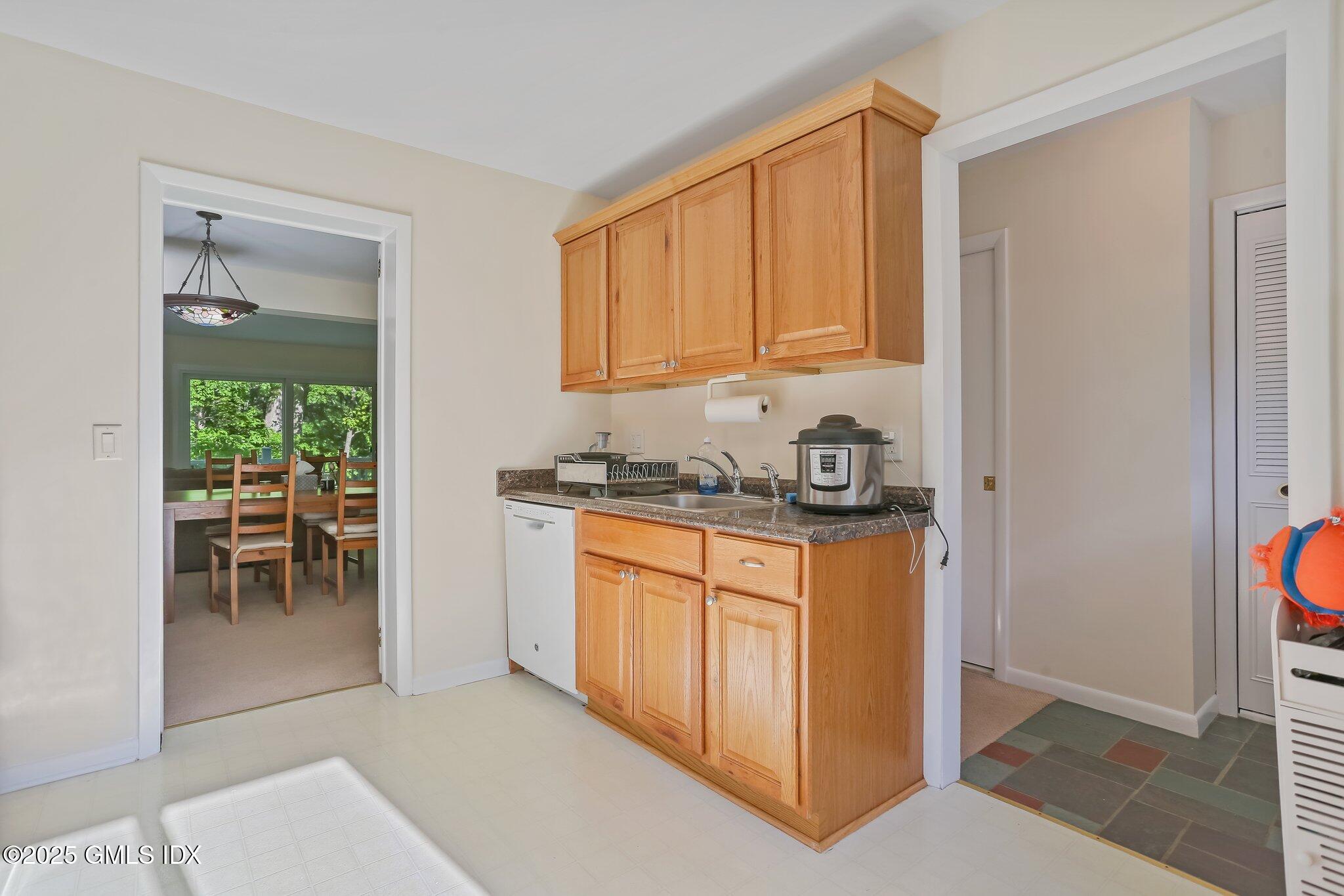 74 Silo Circle Riverside, CT 06878 - Photo 7 of 29 a room with furniture a rug and a window