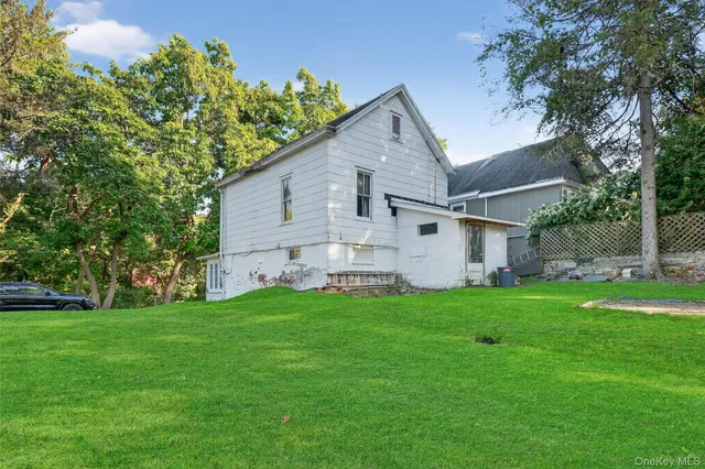 a view of a house with a yard
