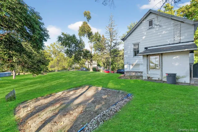 a view of a house with a yard