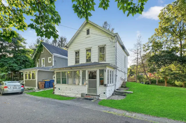 a view of house with a yard