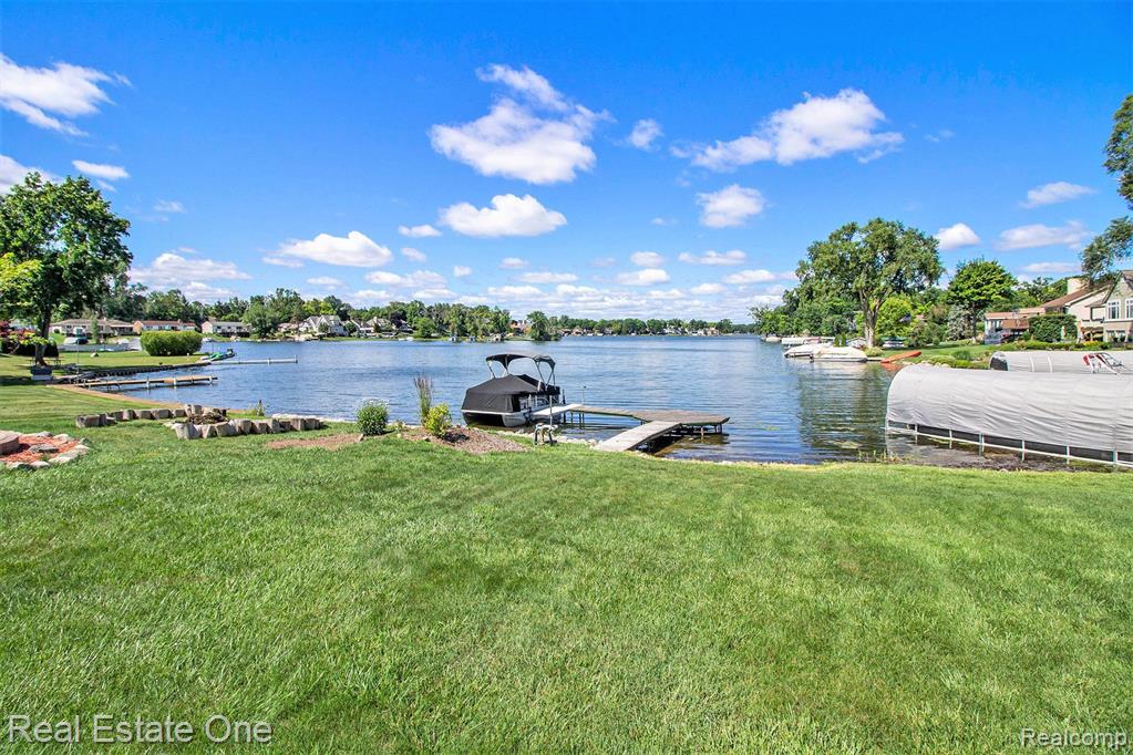 2541 South Commerce Road Wolverine Lake, MI 48390 - Photo 4 of 37