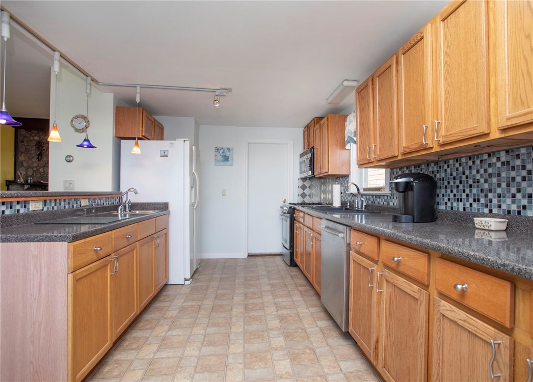 305 Riverside Street Portsmouth, RI 02871 - Photo 18 of 40