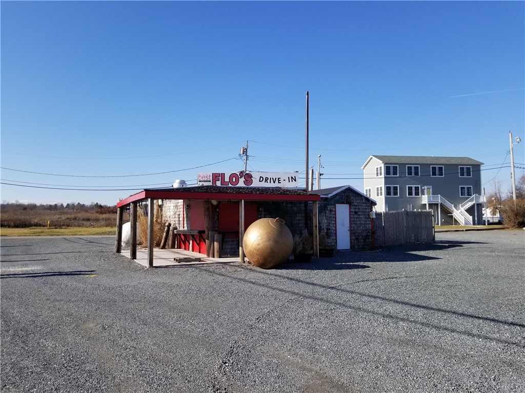 305 Riverside Street Portsmouth, RI 02871 - Photo 39 of 40 Nearby Flo's Clamshack