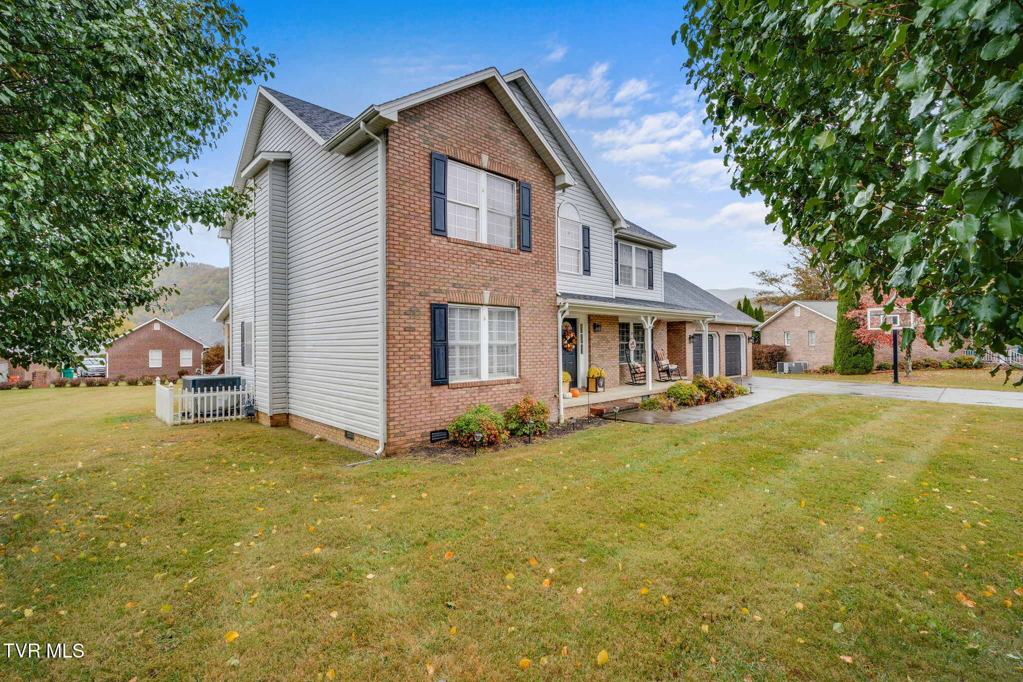 511 Old Stage Road Erwin, TN 37650 - Photo 2 of 44 002