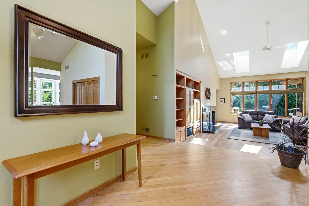 W291S5279 Ridgefield Road Genesee, WI 53189 - Photo 8 of 41 Foyer