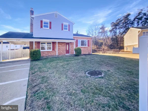 a view of a yard in front of a house