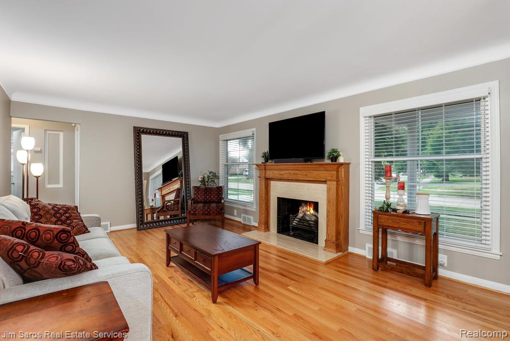 1240 Fairholme Road Grosse Pointe Woods, MI 48236 - Photo 4 of 17