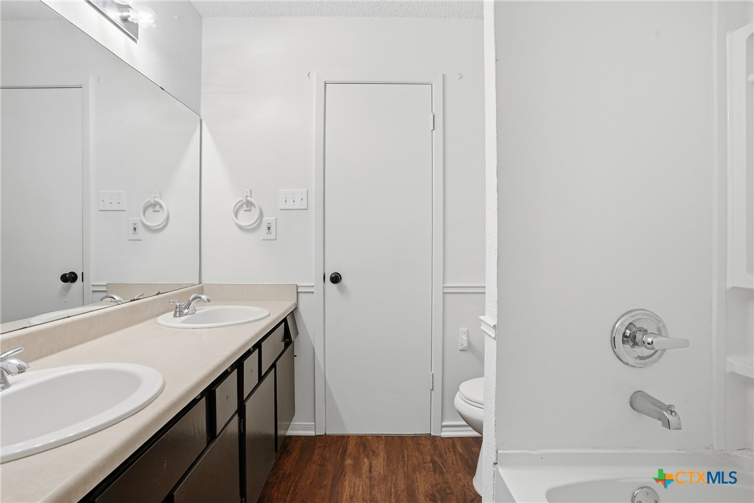 922 North 7th Street Copperas Cove, TX 76522 - Photo 20 of 26 a bathroom with a sink and a mirror