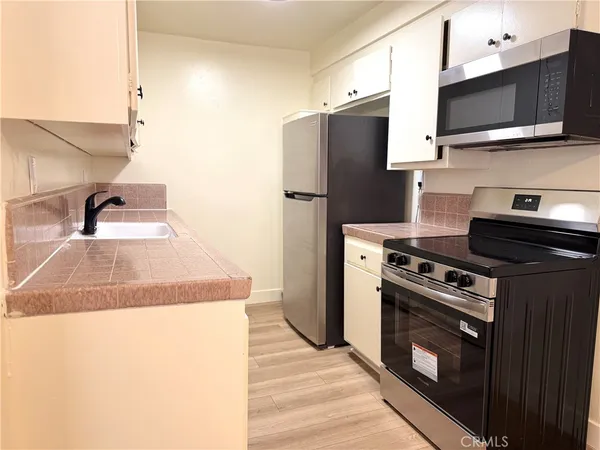 $2,295 | 18657 Collins Street, Unit 12A, Tarzana, CA 91356