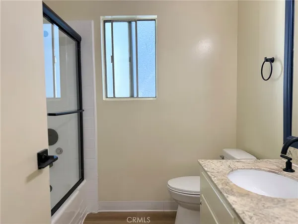 $2,295 | 18657 Collins Street, Unit 12A, Tarzana, CA 91356