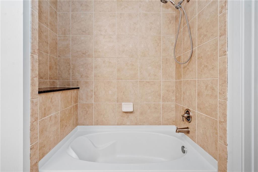 3300 Windy Ridge Parkway Southeast, Unit 1113 Atlanta, GA 30339 - Photo 15 of 39 a bathroom with a bathtub