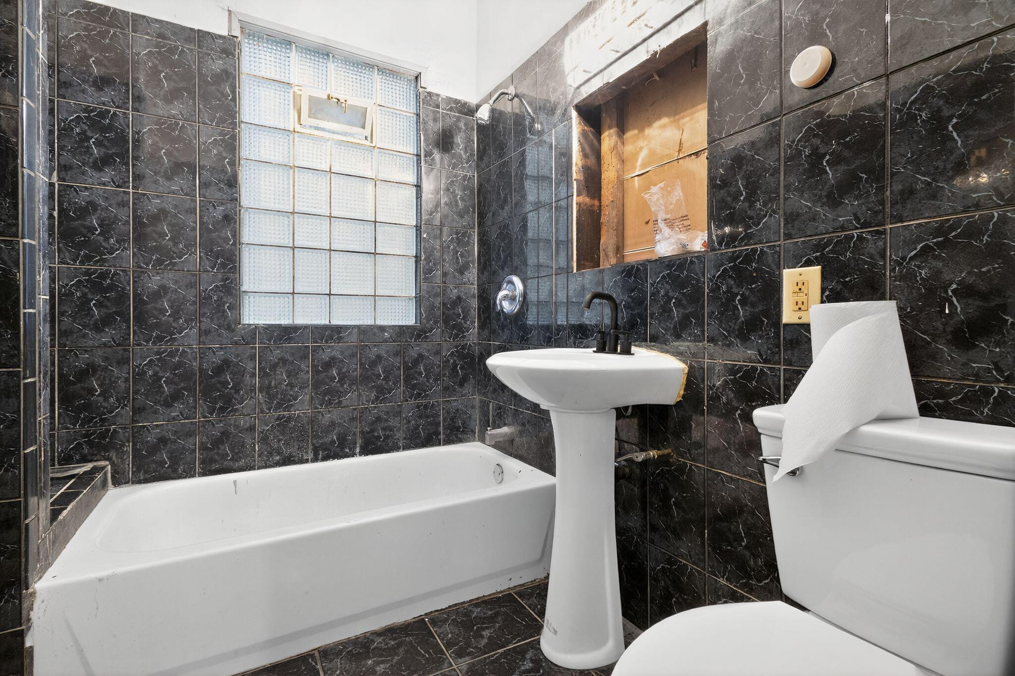 3615 West Center Street Milwaukee, WI 53210 - Photo 12 of 16 19_3615_W_Center_St_Milwaukee_WI_53210-B