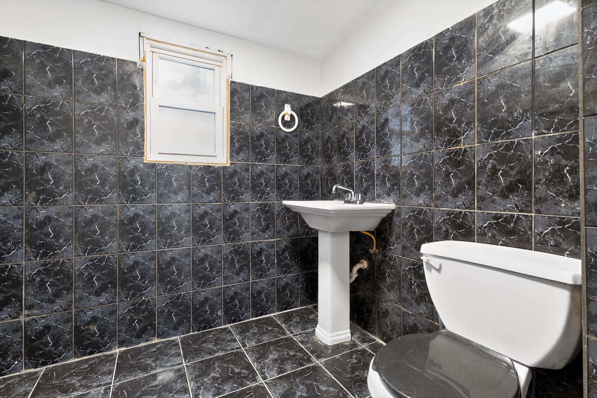 3615 West Center Street Milwaukee, WI 53210 - Photo 13 of 16 21_3615_W_Center_St_Milwaukee_WI_53210-B