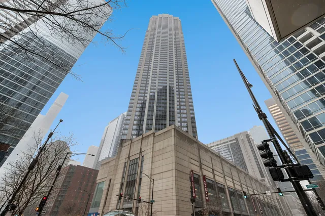 $319,900 | 512 North McClurg Court, Unit 1705, Chicago, IL 60611