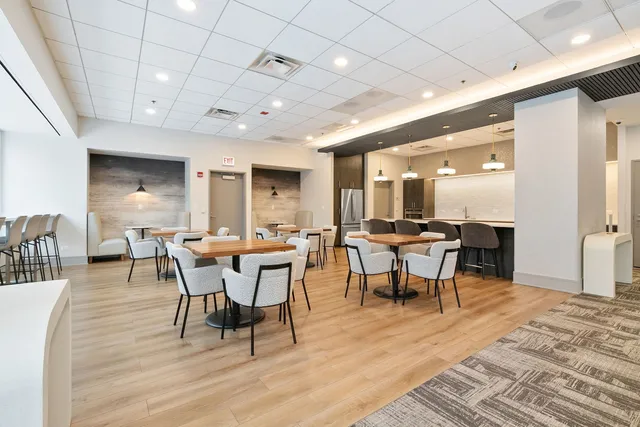 $319,900 | 512 North McClurg Court, Unit 1705, Chicago, IL 60611