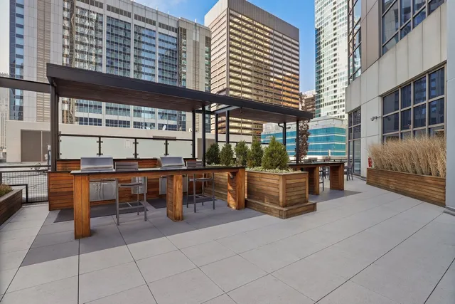 $319,900 | 512 North McClurg Court, Unit 1705, Chicago, IL 60611