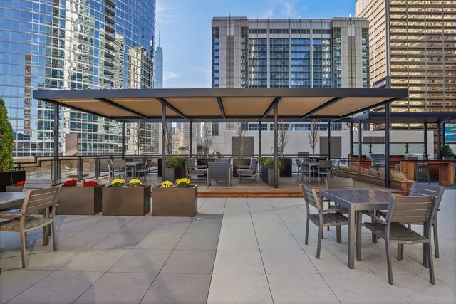 $319,900 | 512 North McClurg Court, Unit 1705, Chicago, IL 60611