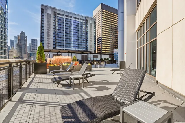 $319,900 | 512 North McClurg Court, Unit 1705, Chicago, IL 60611