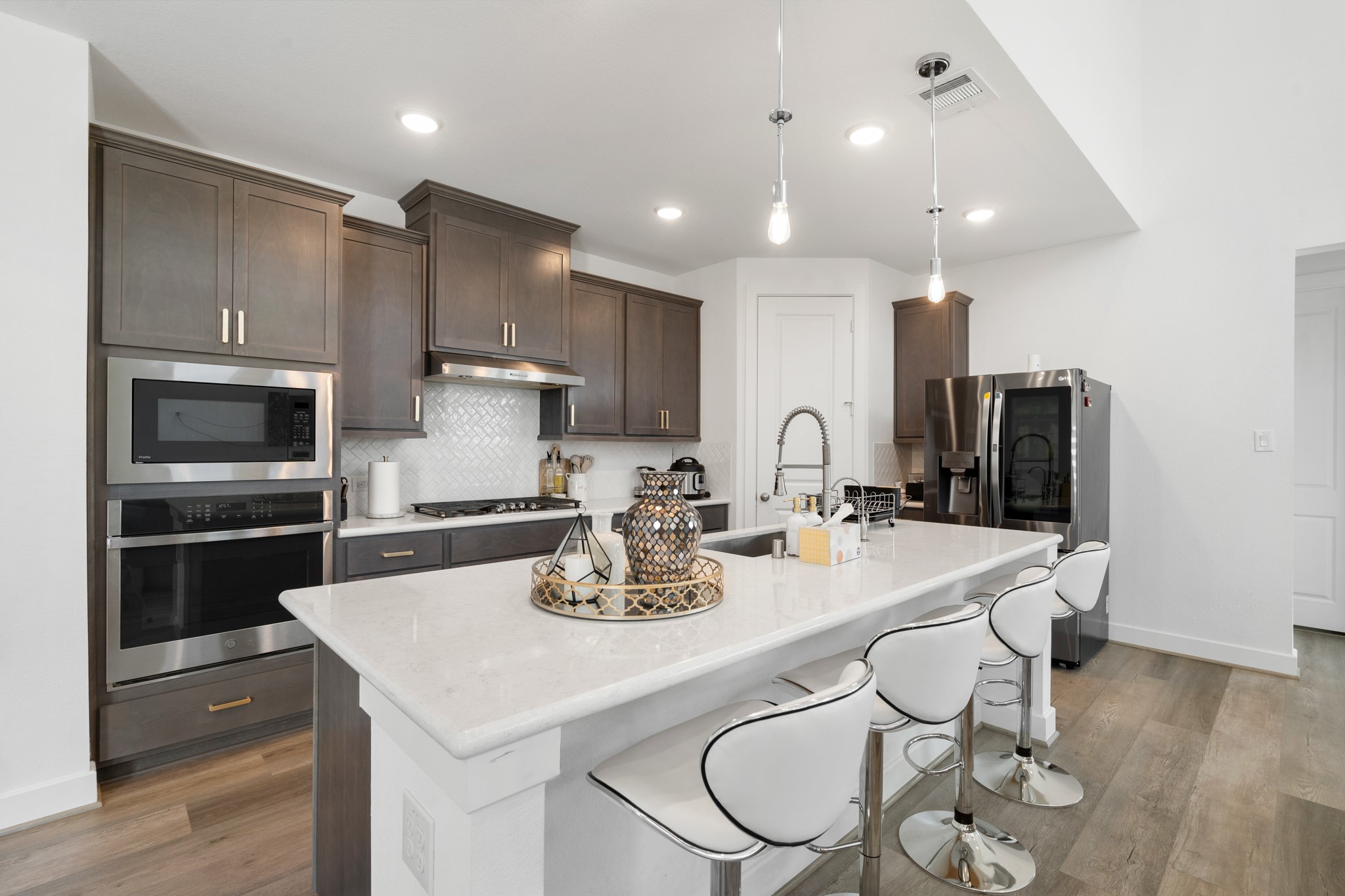 6311 Winthrop Terrace Trail Katy, TX 77493 - Photo 16 of 40 Gas cooktop and corner pantry.