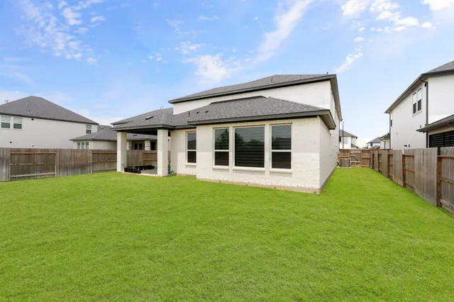 a view of a house with backyard