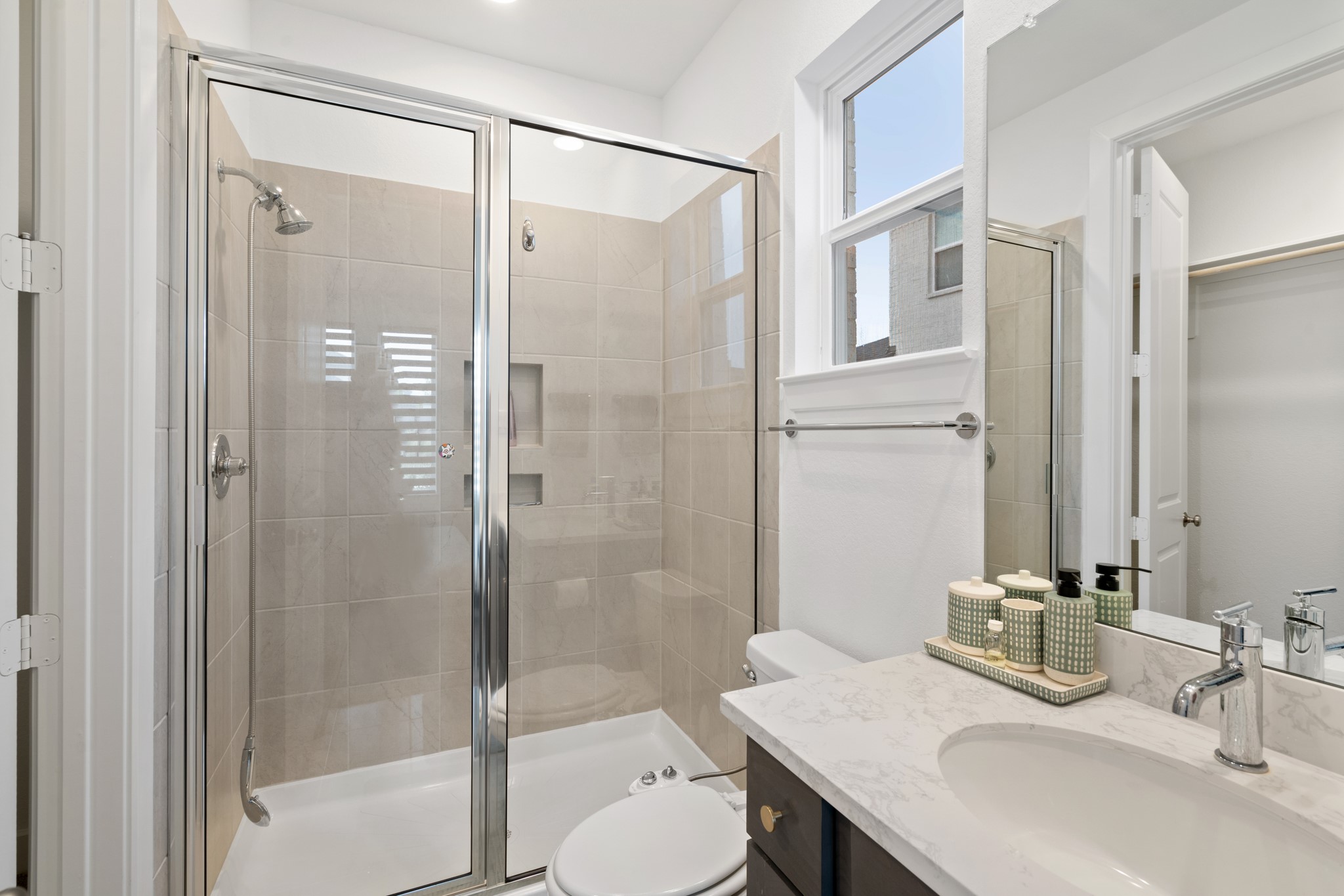 6311 Winthrop Terrace Trail Katy, TX 77493 - Photo 6 of 40 The en-suite bath in the secondary bedroom.