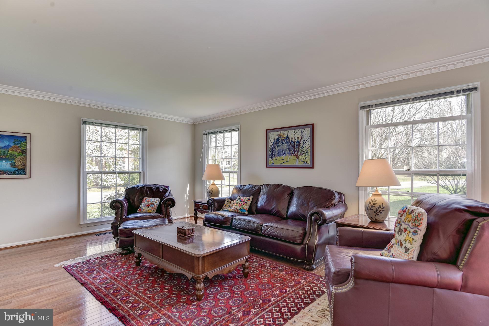 912 Ridge Drive McLean, VA 22101 - Photo 5 of 30 Living Room
