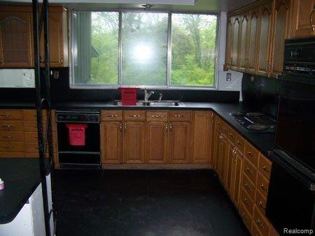 24211 Farmington Road Farmington, MI 48336 - Photo 9 of 23 107_4813X