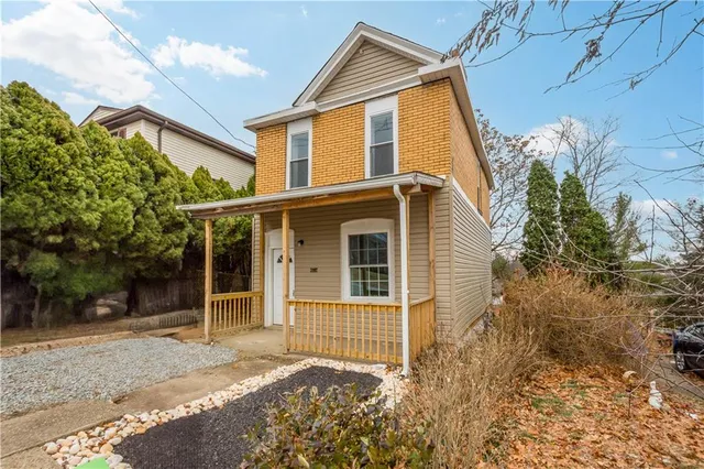 a view of a house with a yard