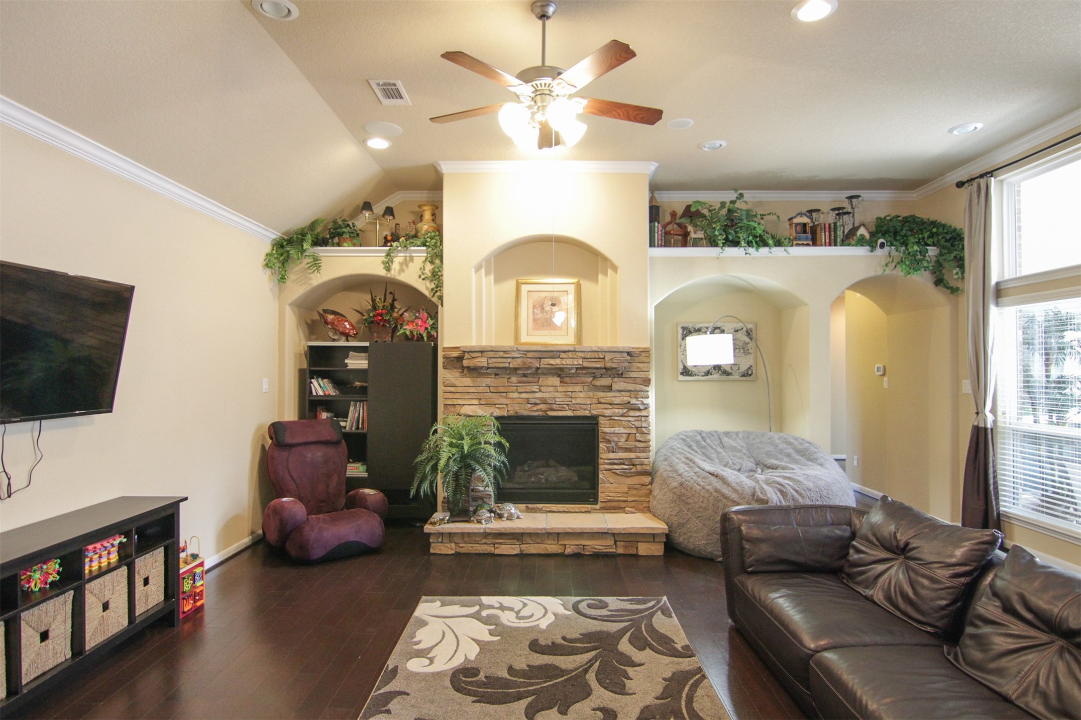 1423 Ralston Branch Way Sugar Land, TX 77479 - Photo 7 of 43 ceiling fan, plenty of windows for a bright, cheery home; hall leads to bedrooms & full baths