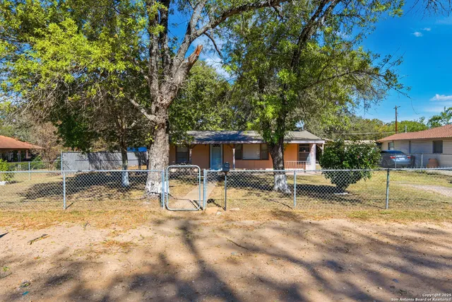 $129,999 | 316 West Colonial Parkway, Devine, TX 78016