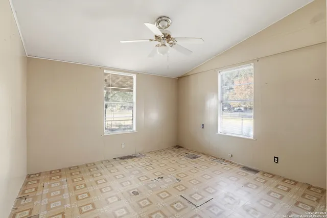 $129,999 | 316 West Colonial Parkway, Devine, TX 78016