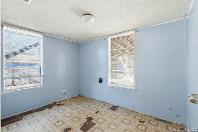 $129,999 | 316 West Colonial Parkway, Devine, TX 78016