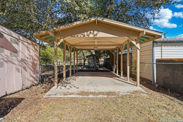 $129,999 | 316 West Colonial Parkway, Devine, TX 78016