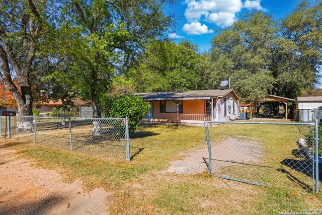 $129,999 | 316 West Colonial Parkway, Devine, TX 78016