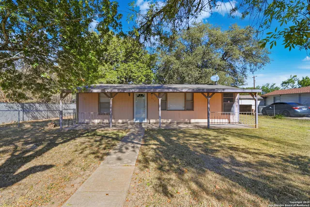 $129,999 | 316 West Colonial Parkway, Devine, TX 78016