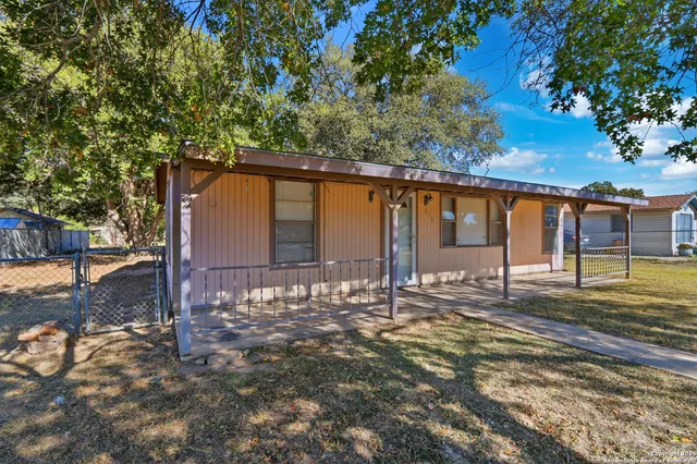 $129,999 | 316 West Colonial Parkway, Devine, TX 78016