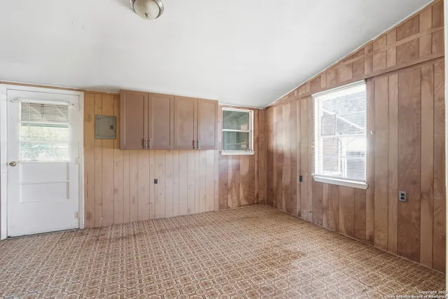 $129,999 | 316 West Colonial Parkway, Devine, TX 78016