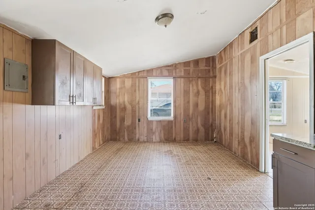 $129,999 | 316 West Colonial Parkway, Devine, TX 78016