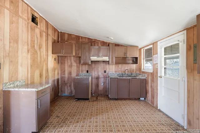 $129,999 | 316 West Colonial Parkway, Devine, TX 78016