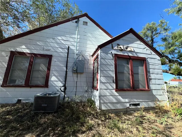 a view of a house with a small yard and plants