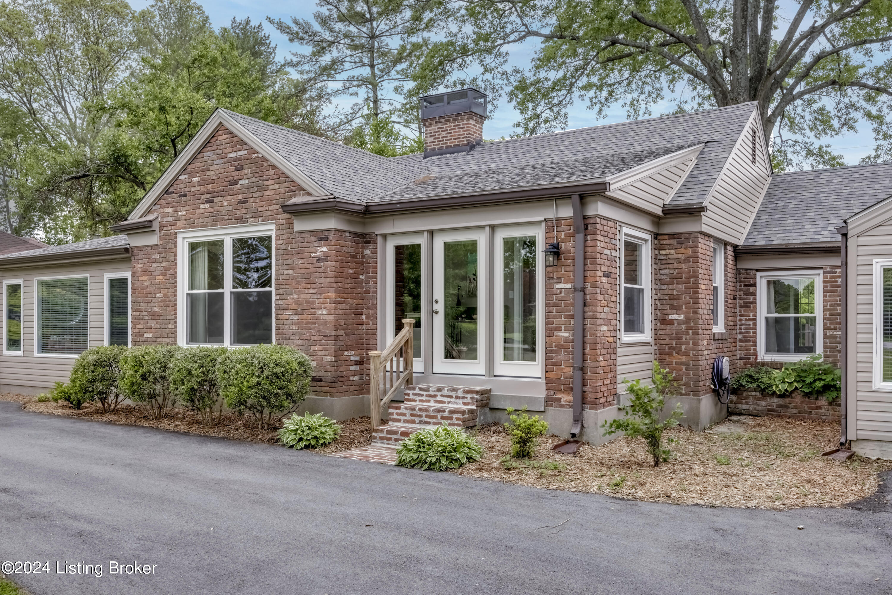 4424 Rudy Lane Louisville, KY 40207 - Photo 2 of 79 2Y0A8153-B
