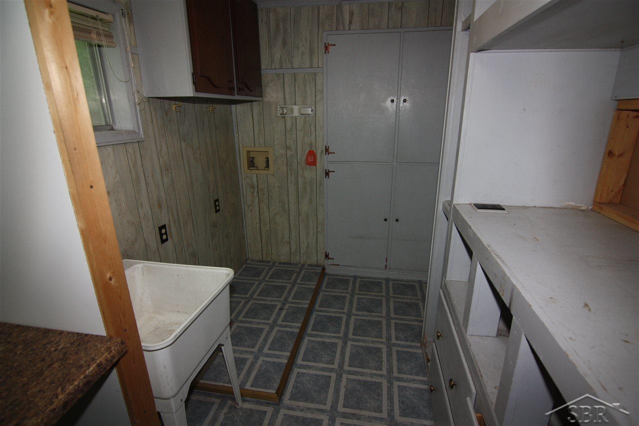 1972 East Moore Road Saginaw, MI 48601 - Photo 8 of 20 31352043-7.JPG