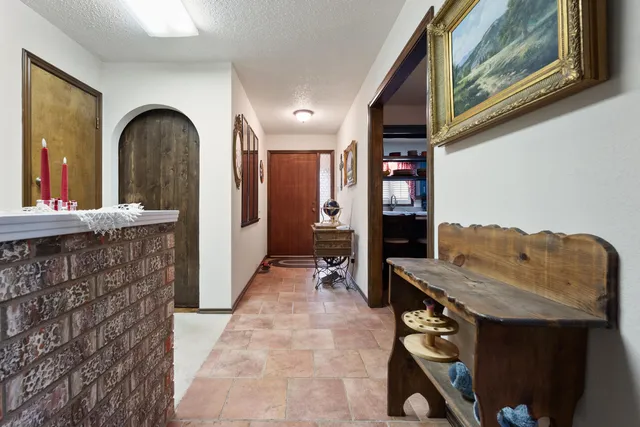 a view of livingroom with furniture